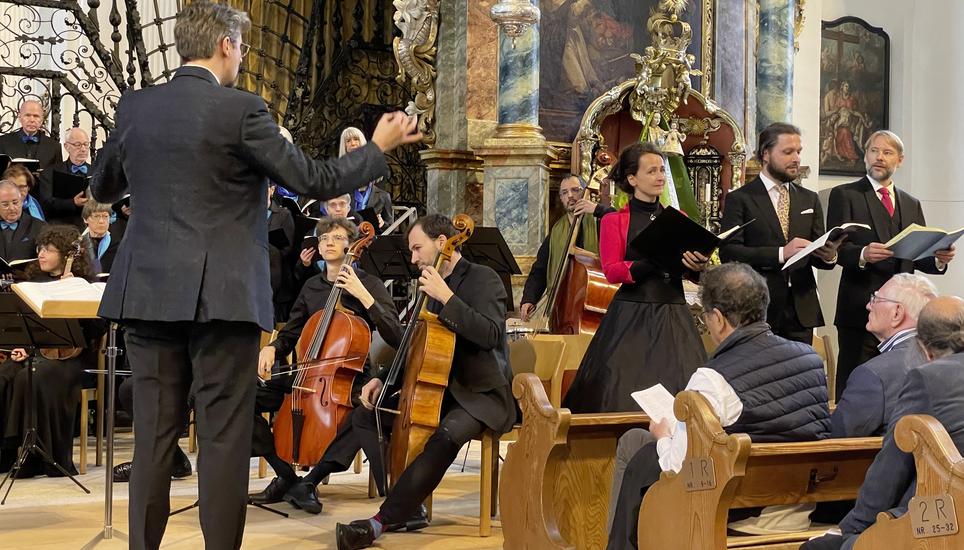 Dirigent Philipp Klahm inspirierte Sänger und Musiker auf das Schönste. Bild. Matthias Zweifel