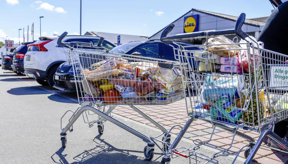 Neue Regeln sollen den Einkaufstourismus dämpfen – sehr zur Freude des einheimischen Gewerbes, das die Ausgaben der Konsumenten gern bei sich verbuchen würde. Bild: Melanie Duchene Schweizer duerfen wieder nach Deutschland zum einkaufen, mit gefuellten Wagen und vollen Einkaufstaschen nutzen viele die Gelegenheit, der Einkaufstourismus boomt wieder, am Freitag, 14. Mai, 2021. (Melanie Duchene / Schaffhauser Nachrichten)