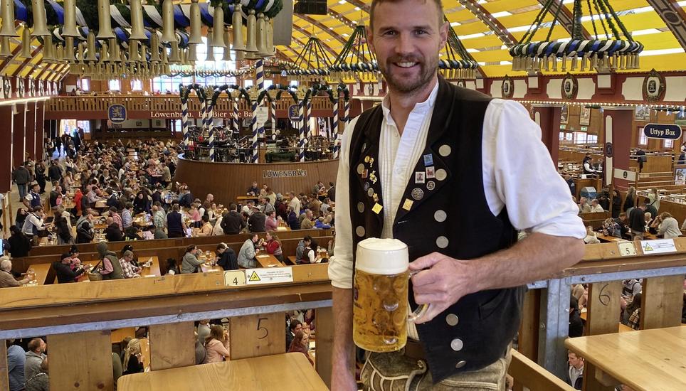 Patrick «Paddy» Honegger posiert mit einer (noch) vollen Mass in einem Zelt des Oktoberfests in München. Prost! Bild: ZVG