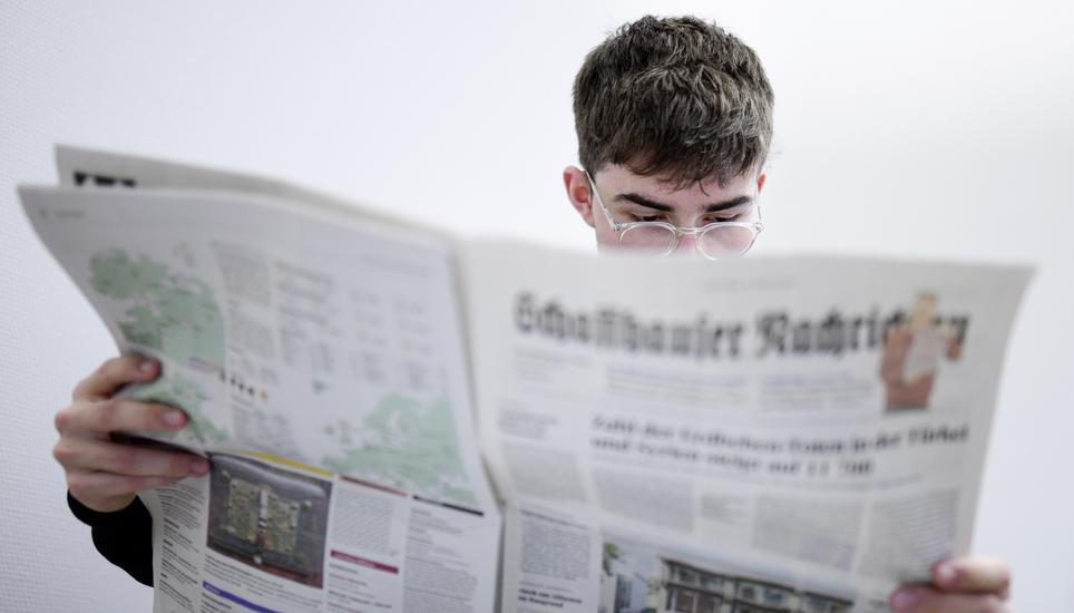Die Leserinnen und Leser der «Schaffhauser Nachrichten» Bild: Melanie Duchene Themenbild Zeitung zum Thema Medienfoerderung, am Freitag, 10. Februar 2023. (Melanie Duchene / Schaffhauser Nachrichten)