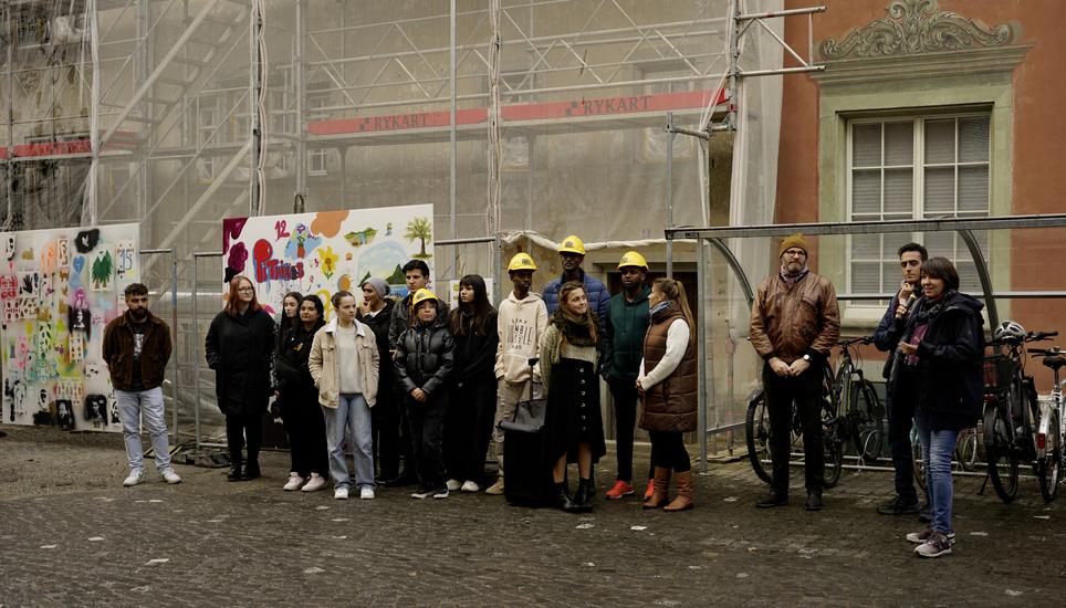 Ursula Schäublin, Kursleiterin bei Juma, Rubén Fructuoso und Beat Wipf vom Kulturlabor mit den jungen Gestaltern der Kunst an der Baustelle (von rechts). Bild: Monika Huber Roost