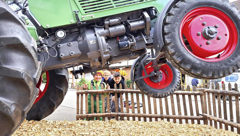 Da staunt der Laie: Auf dem Gächlinger Herbstfest scheint der Traktor einem Jumbojet gleich in die Lüfte zu steigen. Bilder: Theo Kübler