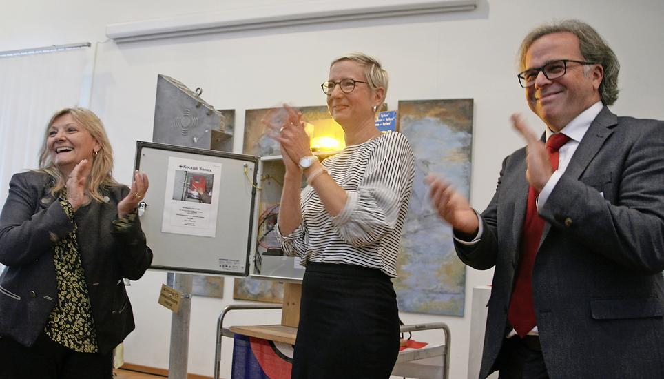 Cornelia Stamm Hurter, Vera Schraner und Carsten Gabbert applaudieren den Sirenentönen im Saal des Büsinger Bürgerhauses. Bild Wolfgang Schreiber