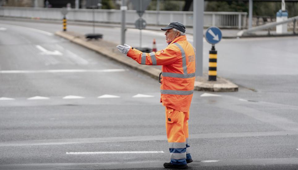 Freddy Zweidler dirigiert im Auftrag seiner Firma den Verkehr am Rhein entlang, seitdem kommt es an der Kreuzung zu fast keinem warten mehr  fotografiert am 07.10.2024, in Schaffhausen. (Laurin Werner / Schaffhauser Nachrichten)