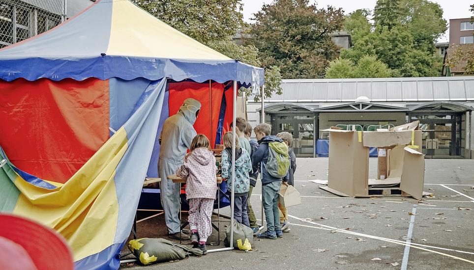 Die Kinder holen Material für ihre Projekte ab. Bild: Yamina Spielmann