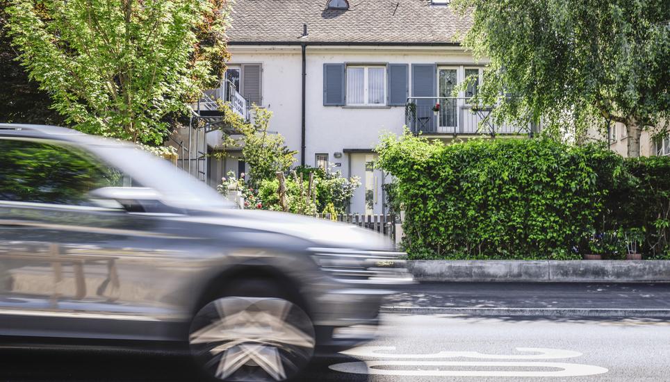 Die Bauarbeiten an der Zentralstrasse in Neuhausen sind fertig, neu ist zum Teil die dreissiger Zone und ein breiteres Trottoir fuer Fuessganger , am Dienstag, 31. Mai, 2022. (Melanie Duchene / Schaffhauser Nachrichten)