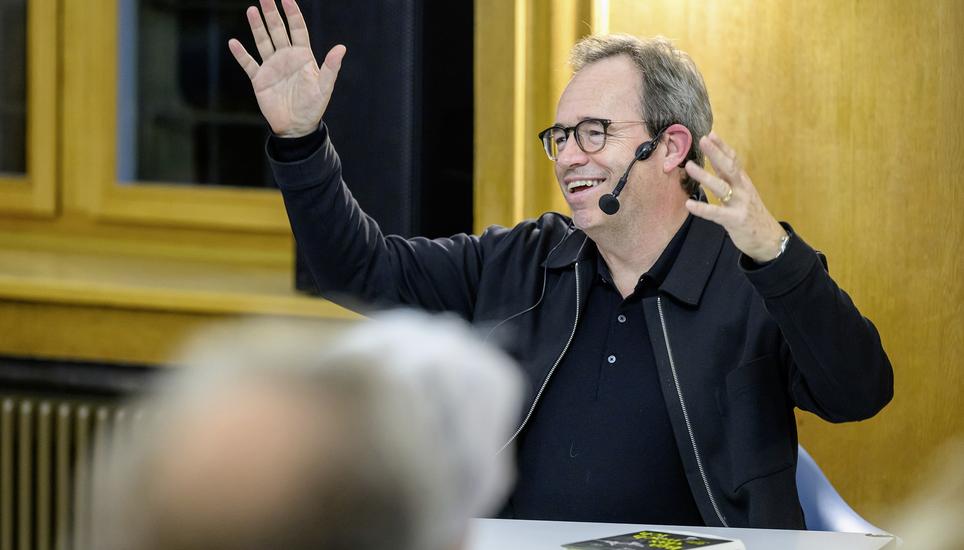 Eine prekäre Situation, in der sich Geiger Simon befindet, schildert Stefan Moster in seinem Roman «Bin das noch ich». Bilder Michael Kessler