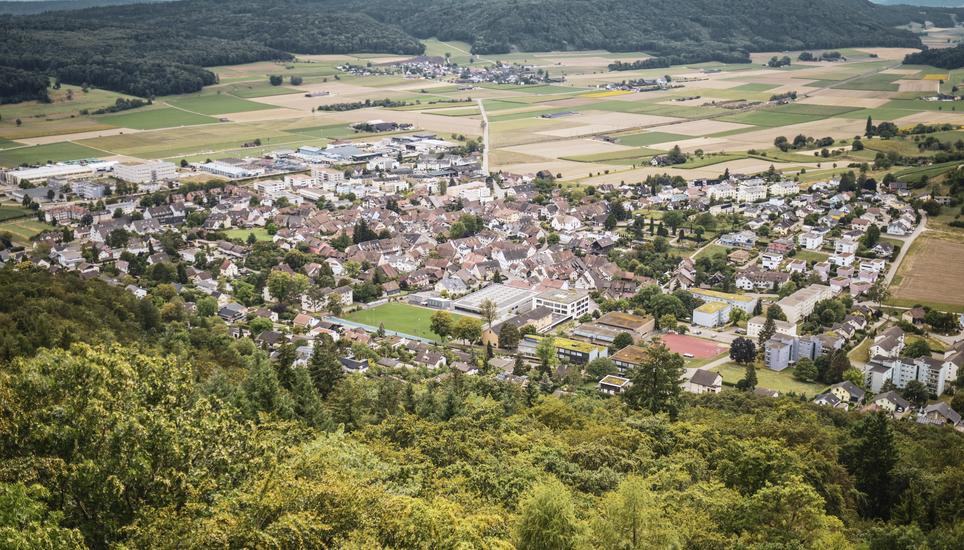 Die jüngst durchgeführte Befragung der Bevölkerung zeigt, dass Einwohnerinnen und Einwohner von Beringen zufrieden sind mit ihrer Gemeinde. Bild: Melanie Duchene Serie der vier Randentuerme in Schaffhausen, Bild zeigt den Beringer Randenturm, am Donnerstag, 27. Juli 2023. (Melanie Duchene / Schaffhauser Nachrichten)