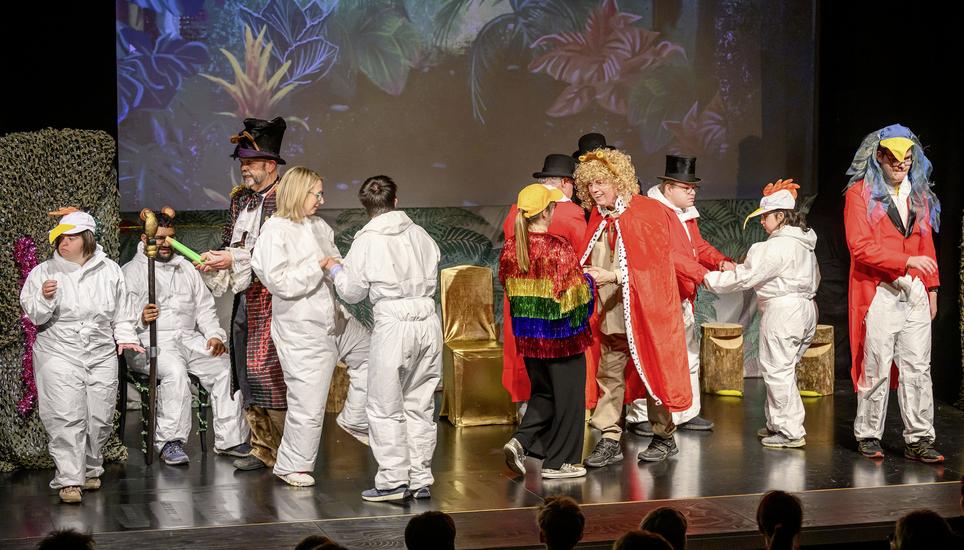 Bunt gings zu und her im Theater Central. Bild: Michael Kessler