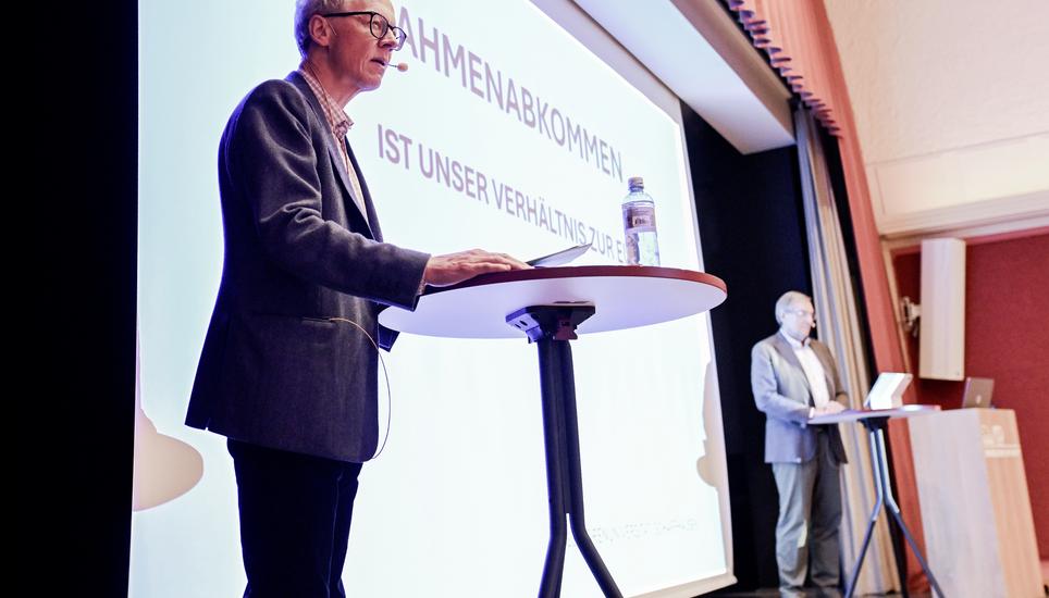 Heini Fischer, rechts, und Oliver Zimmer sprechen an der Seniorenuni ï¿ï¾¼ber das Rahmenabkommen CH - EU, am Donnerstag, 07. November 2024. (Melanie Duchene / Schaffhauser Nachricht
