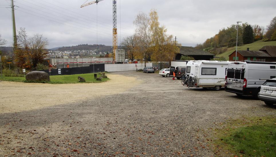 Die strafbaren Handlungen erfolgten auf dem Parkplatz an der Talstrasse in Flurlingen. Bild: Roland Müller