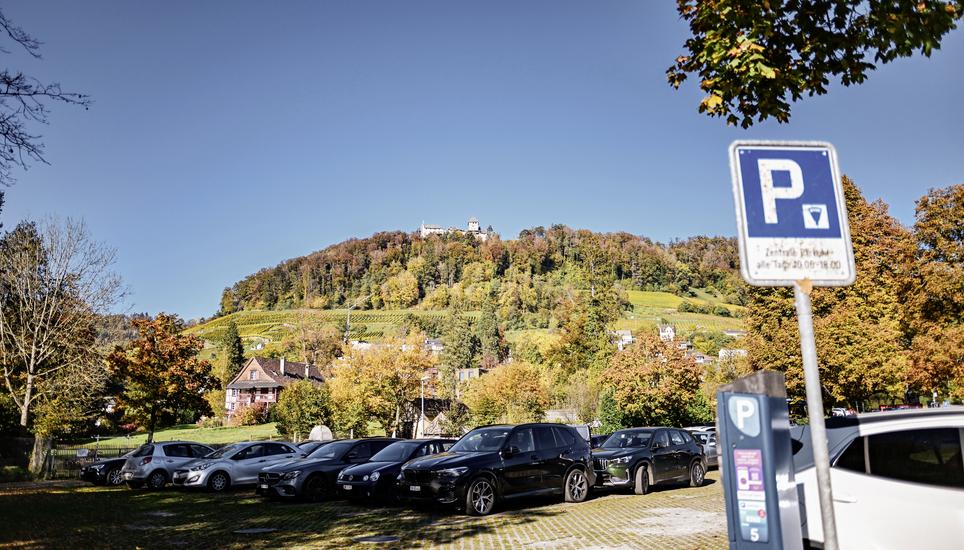 Die Parkgebühren in Stein am Rhein werden erhöht. Die Teilrevision wird ab dem 1. März 2025, zum Beginn der Tourismussaison 2025, in Kraft treten. Bild: Melanie Duchene Herbstlich bunt geschmï¿ï¾¼ckt die Burg Hohenklingen, fotografiert vom Parkplatz, am Mittwoch, 23. Oktober 2024. (Melanie Duchene / Schaffhauser Nachricht