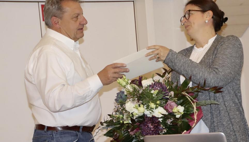Verbandspräsident Daniel Fehr verabschiedet Geschäftsführerin Marianne Klingenhegel. Bild: Roland Müller