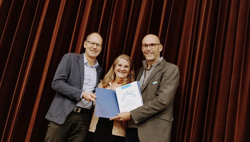 Gemeindepräsident Roger Paillard (l.) und Sozialreferentin Corinne Maag durften von Marc Uricher das zweite Unicef-Zertifikat entgegennehmen. Bild Roberta Fele Familienevent 2024, was bieten Gemeinden den Familien, die Angebote stellen sich vor, ï¿ï¾¼bergabe des Unicef Zertifikats fï¿ï¾¼r Kinderfreundliche Gemeinde, fotografiert am Mittwoch, 20. November 2024, in Beringen. (Roberta Fele / Schaffhau