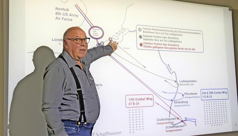 Erwin Müller zeigte auf, wie die verschiedenen Geschwader von England Richtung Ludwigshafen und Schaffhausen flogen. Bild: Roland Müller