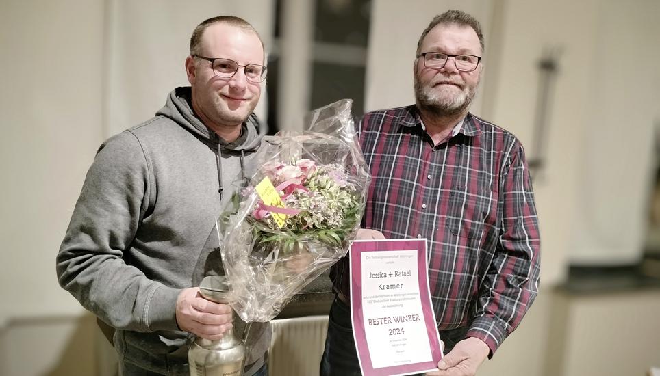 Christophe Külling (rechts), Präsident der Rebbaugenossenschaft Wilchingen, ehrte den Wilchinger Winzerkönig Rafael Kramer. Bild Sandy Hedinger