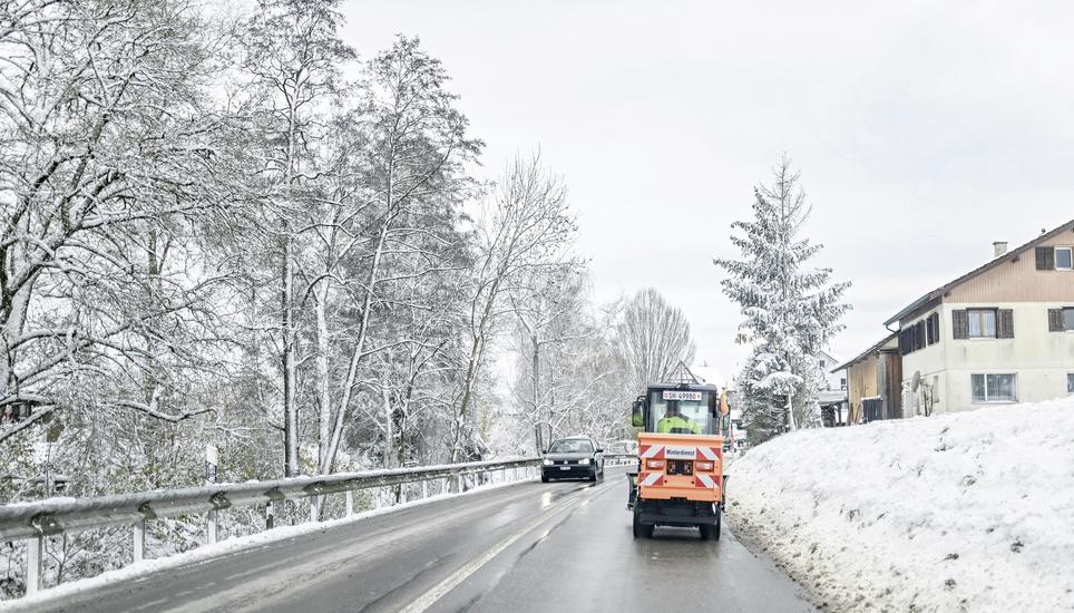 Nach nächtlichen Einsätzen des Tiefbauamts Schaffhausen waren die meisten Strassen am Freitagmorgen wieder frei – davor kam es allerdings zu einem vorübergehenden Kollaps. Bild: Melanie Duchene Der erste Schnee in diesem Winter ist gefallen, Schaffhausen prï¿ï¾¤sentiert sich in Weiss, die meistens freuts, Impressionen aus dem Klettgau, Winterdienst fï¿ï¾¼r die Strassen, am Freitag, 22. November 2024. (Melanie Duchene / Schaffhauser