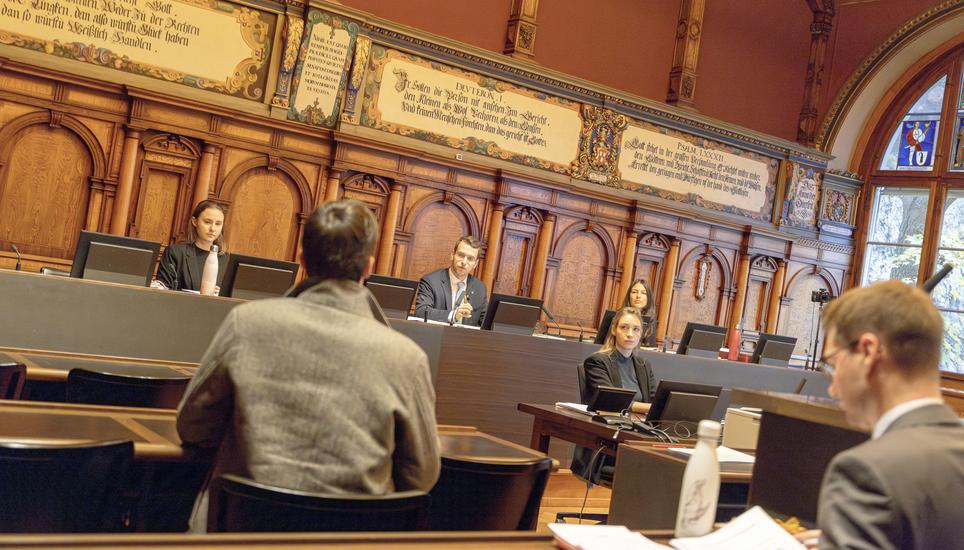 Der erste Mock Trial in Schaffhausen, ein simuliertes Gericht, bei dem eine erstinstanzliches Gerichtsverhandlung zu einem fiktiven Rechtsfall gepislet wird. Fotografiert am Donnerstag, 14. November 2024, in Schaffhausen. (Roberta Fele / Schaffhauser Nach