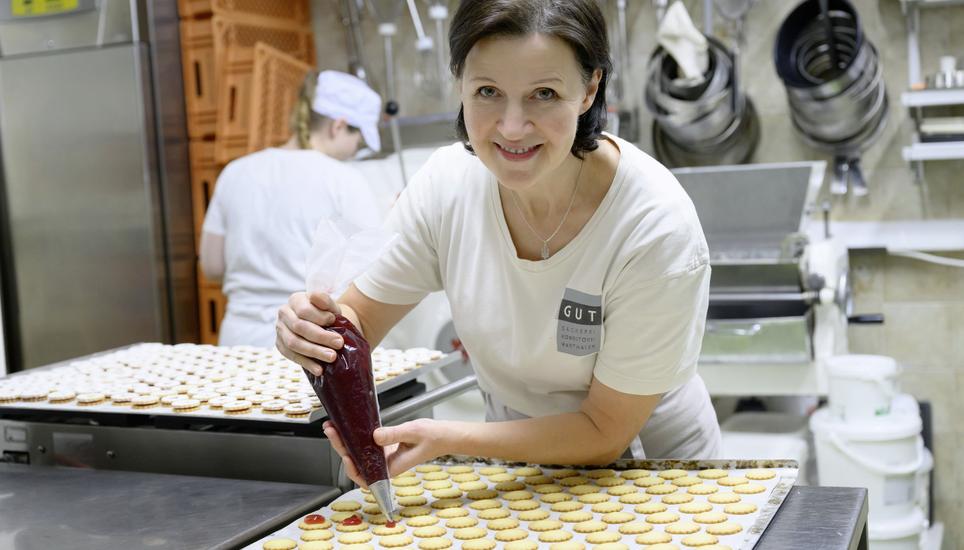 Seit bald zwei Jahren backt Irina Vasylchenko in der Bäckerei Gut in Marthalen. Bild: Michael Kessler