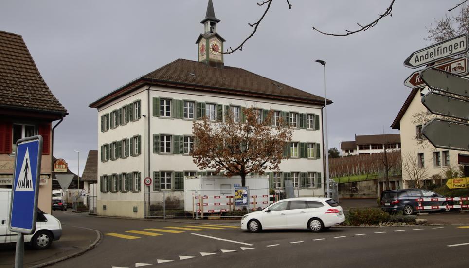 Von aussen kaum ersichtlich: Das Gemeindehaus in Flaach ist innen fast vollständig, bis auf die tragenden Holzkonstruktionen, ausgehöhlt. Bilder: Roland Müller