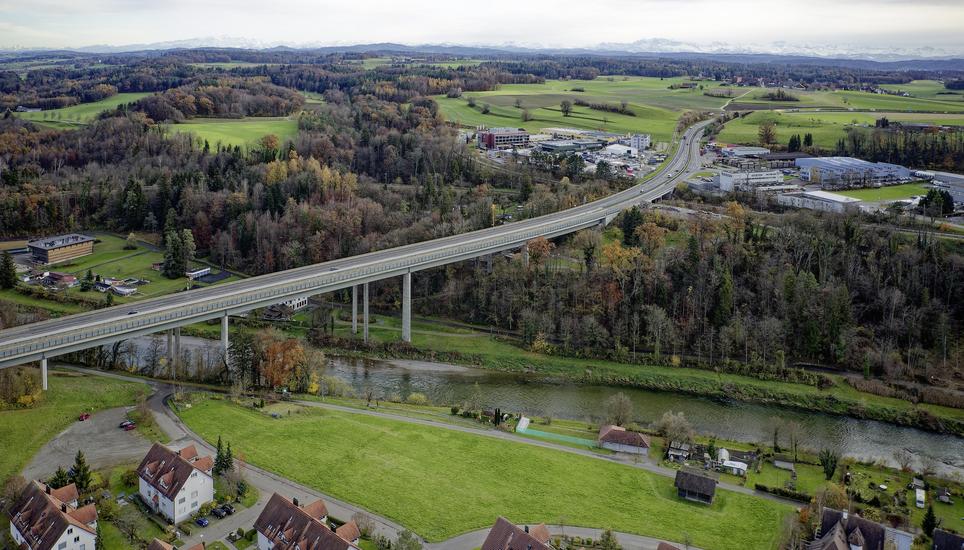 Die A4 (hier die Autobahnbrücke zwischen Andelfingen und Kleinandelfingen) wird in Richtung Winterthur ausgebaut. Bild: Michael Kessler