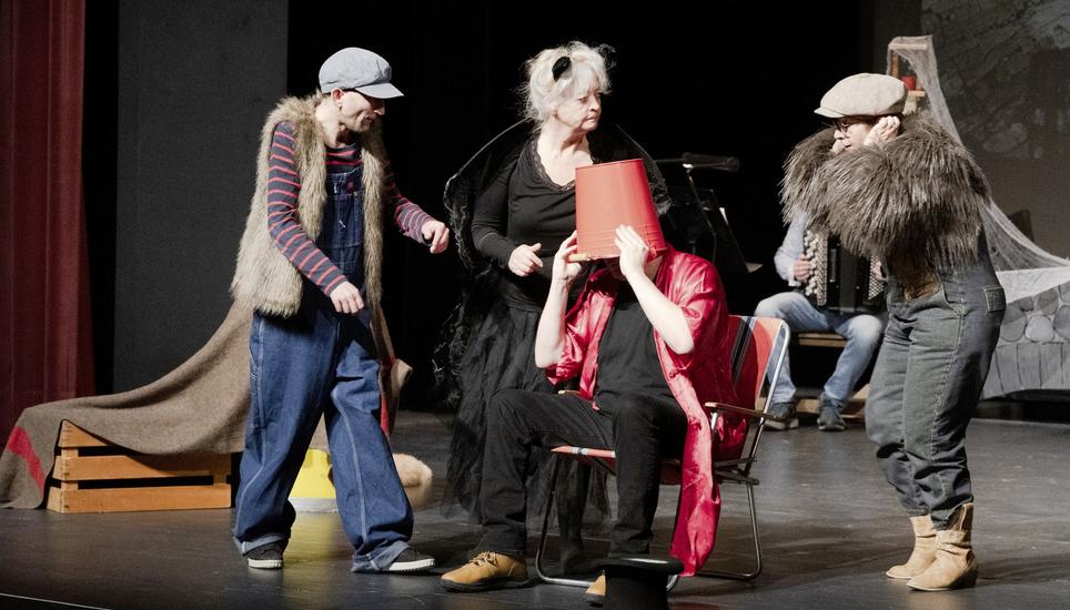 Die zwei Ratten (ganz links und ganz rechts) und die Fledermaus wollen der Kröte helfen, einen Eimer vom Kopf zu nehmen. Bild: Jeannette Vogel