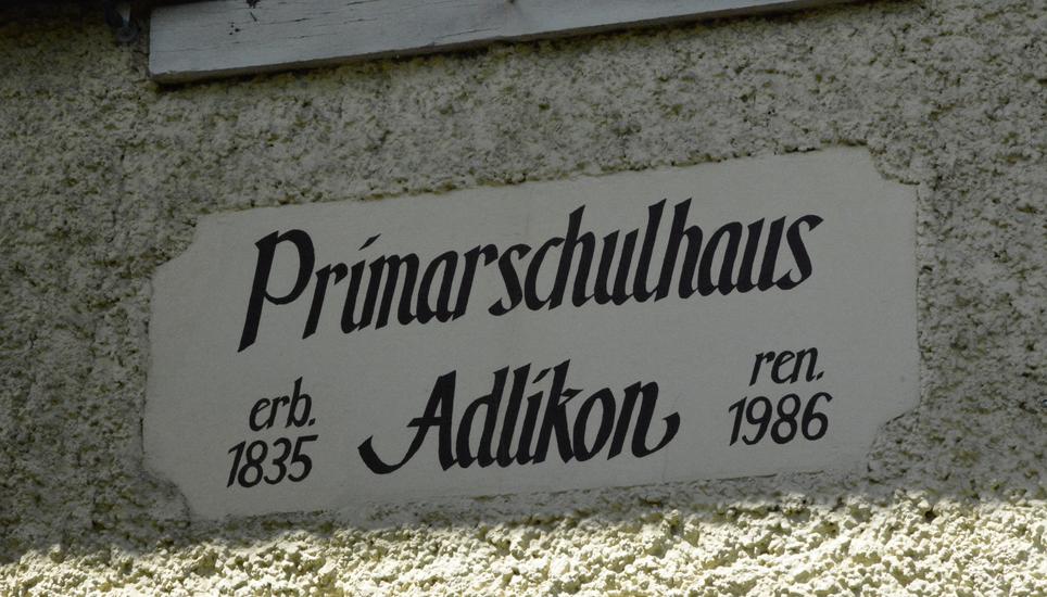 Es bleibt offen, warum bezüglich dem Baujahr des alten Schulhauses in Adlikon zwei verschiedene Jahrzahlen kommuniziert werden, glaubt man der Inschrift am Schulhaus, so was es 1835. Bilder: Alexander Joho