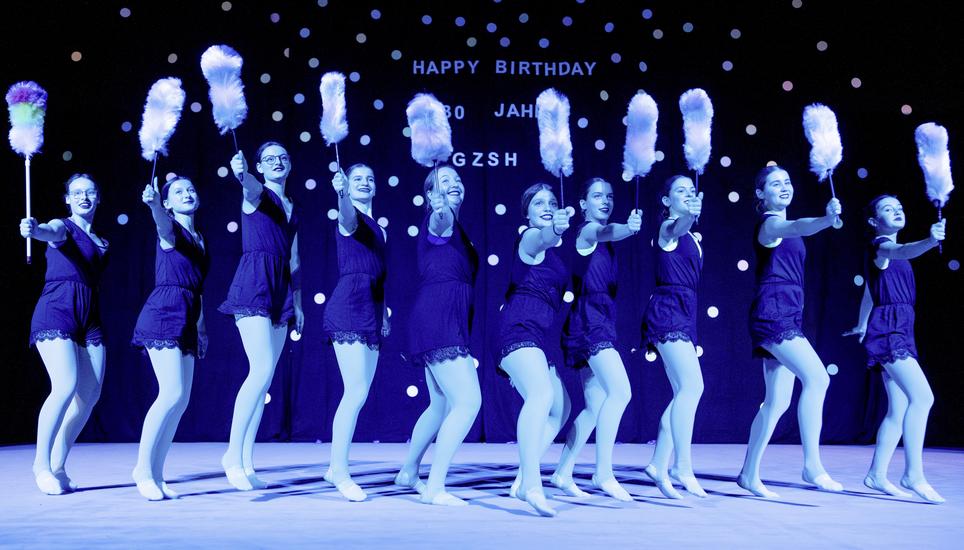 Gruppe 2 des GKSH macht mit dem Staubwedel die Bühne frei für das die grosse Jubiläumsshow. Bilder: Dominic Caviezel