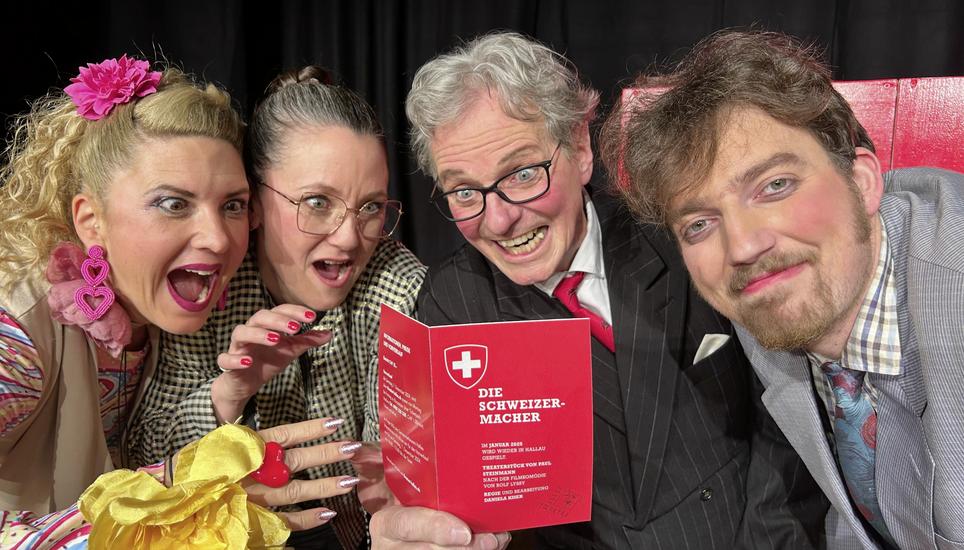 Nach sorgfältiger Prüfung bürgern die Hallauer (von links) Milena Vaculic, Gertrud und Helmut Starke sowie Francesco Grimolli ein. Bild: Beatrix Bächtold