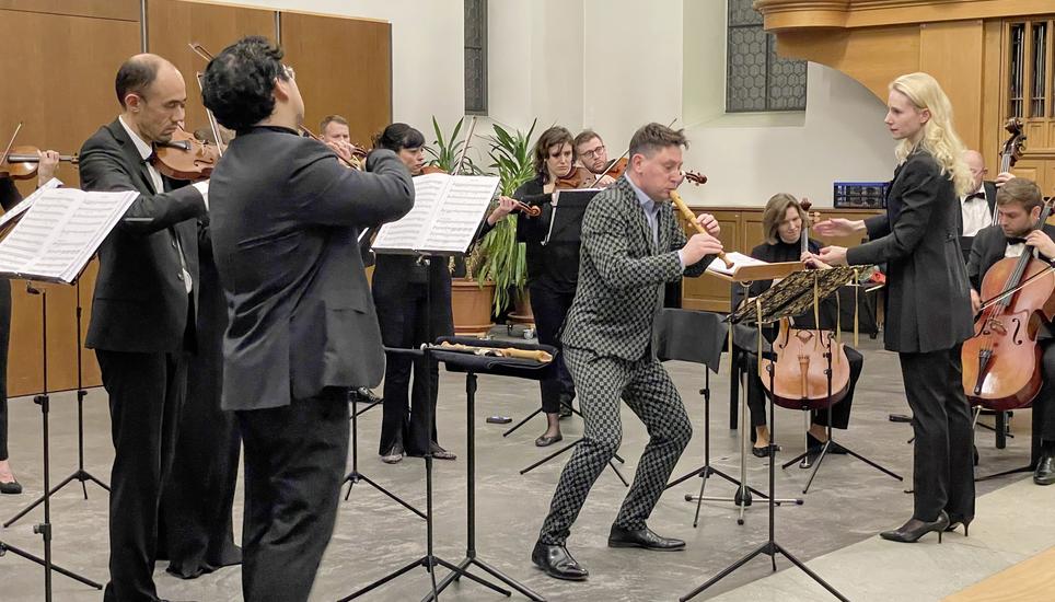 Engagiert und mitreissend: Der Starblockflötist Maurice Steger (Mitte) im Zusammenspiel mit dem Swiss Orchestra unter der Leitung von Lena- Lisa Wüstendörfer (rechts). Bild: Matthias Zweifel