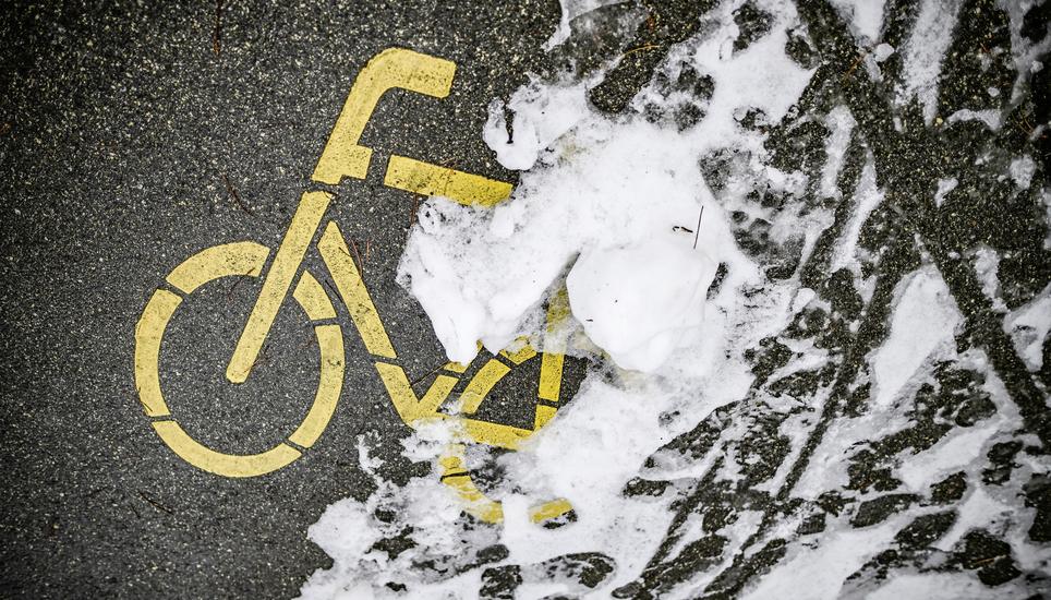 Schneebedeckter und vereister Radweg beim Kraftwerk, der ganze Schnee von der Strasse wurde auf den Radweg gepflugt was es den Radfahrern unmï¿ï¾¶glich macht diesen zu benutzen, am Montag, 06. Januar 2025. (Melanie Duchene / Schaffhauser Nachricht
