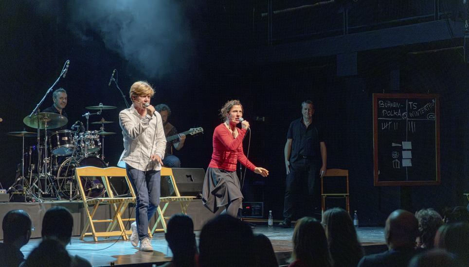 Birgit Linner (links) von «Bühnenpolka» duellierte sich mit Kathrin Fischer von «TS Winterthur» unterstützt von der Pocketband mit Schauspiel und Gesang vor einer rappelvollen Kammgarn. Bild: Roberta Fele