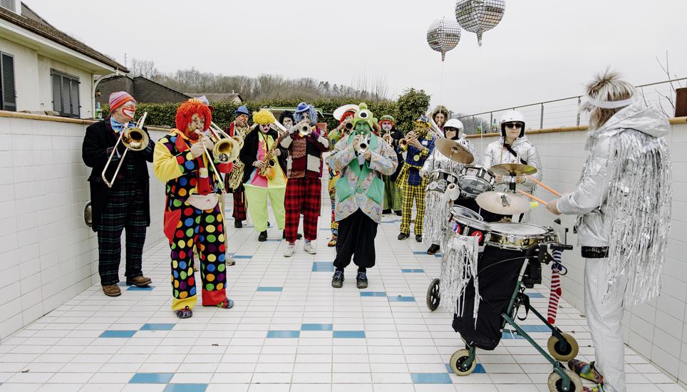 Die Hilarigugge Flurlingen spielt über 30 Konzerte innerhalb von vier Tagen – auf Wunsch auch im Pool. Bilder: Roberta Fele Guggen wï¿ï¾¤hrend Konzerten, die sogenannte Stubï¿ï¾¤tï¿ï¾¤, sie spielen insgesamt 50 Konzerte an vier Tagen, fotografiert am Freitag, 17. Januar 2025, in Flurlingen. (Roberta Fele / Schaffhauser N