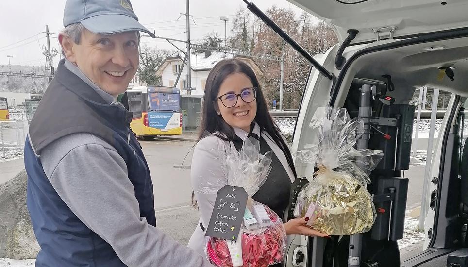 Seraina Schwander übergab vor Weihnachten 34 Geschenke an Christian Bernath, Leiter der technischen Dienste im Peteracker. Bilder: ZVG