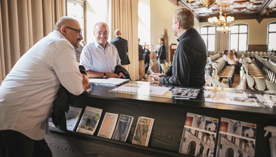 Kantonsratswahlen Stimmung und Impressionen aus der Rathauslaube, Thomas Stamm, Mariano Fioretti und Michael Mundt, vl, am Sonntag, 22. September 2024. (Melanie Duchene / Schaffhauser Nachrichten)