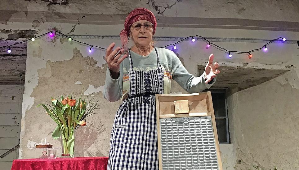 Maya Jansen spielt ein Gedicht von Erich Kästner vor. Bild: Ursula Fehr