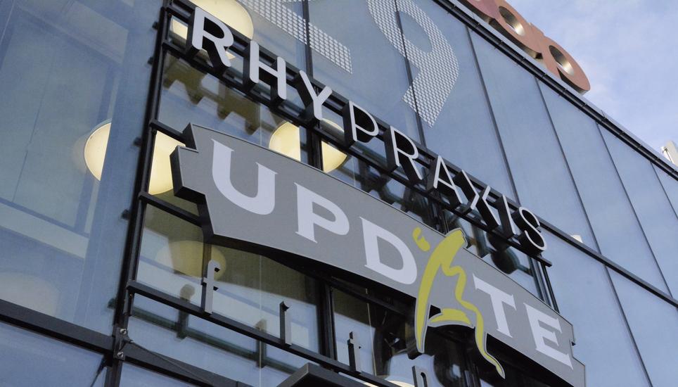 Heimat der «Rhypraxis»: Das ehemalige Toptip-Gebäude von Coop auf dem Feuerthaler «Rhy Markt»-Areal. Bild: Alexander Joho