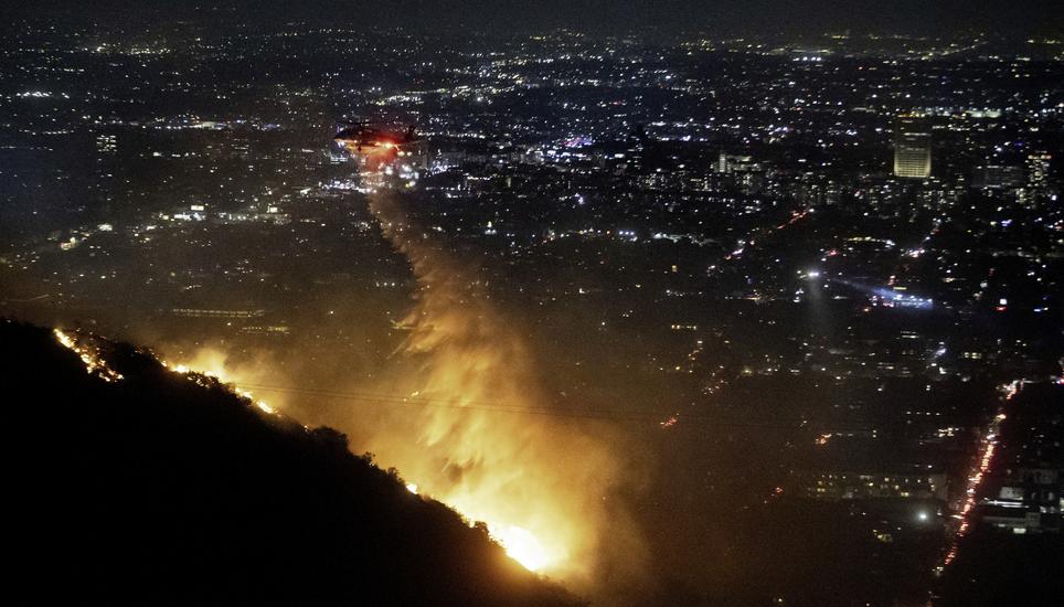 Vier Grossfeuer breiten sich in und um Los Angeles weiter aus. Die Winde erschweren die Löscharbeiten. Bild: Keystone