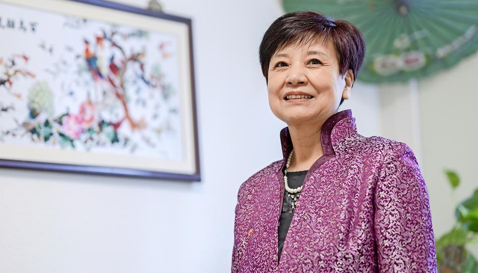 Jia Kejie, die Präsidentin des Chinesischen Vereins Schaffhausen in ihrer Praxis in der Schaffhauser Altstadt. Bild: Melanie Duchene Portrait von Jia Kejie zum chinesischen Neujahr, am Dienstag, 28. Januar 2025. (Melanie Duchene / Schaffhauser Nachrichten)