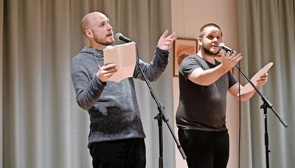 Das Slam-Duo «Pink im Park» mit Fabian Engeler (links) und Pierre Lippuner sang und dichtete eine Ode an das Fischstäbchen. Bild: Hermann-Luc Hardmeier