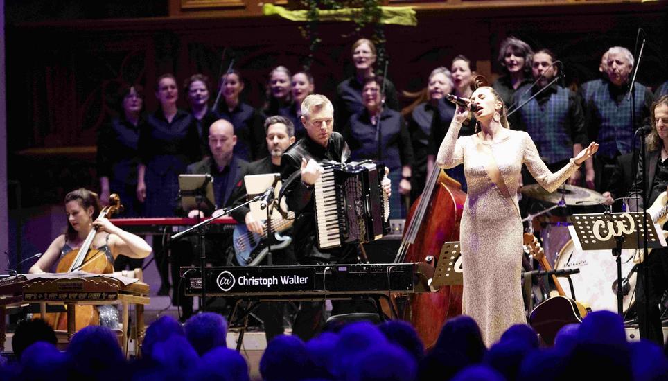 Wenn aus vielen Stimmen eine Melodie wird. Die Sängerin Nelly Patty, Dirigent Christoph Walter und der Basler Tattoo Chor liessen das Publikum träumen. Bilder: Roberta Fele