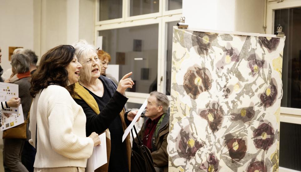 Besucherinnen unterhalten sich an der Vernissage zur aktuellen Ausstellung in der Neuen Galerie für Gegenwartskunst. Bild: Roberta Fele