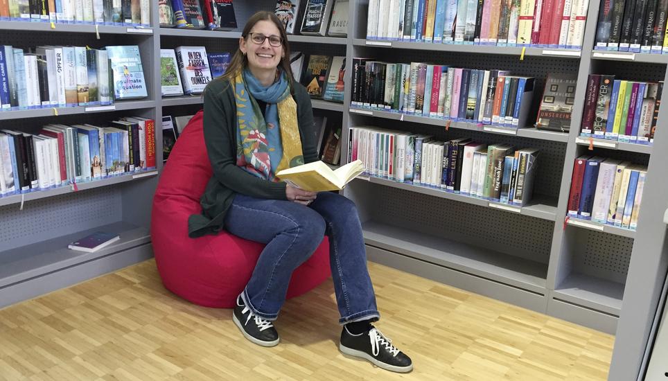 Simone Behr-Schneider will die Eglisauer Bibliothek in einen Ort der Begegnung umwandeln. Bild: Ursula Fehr