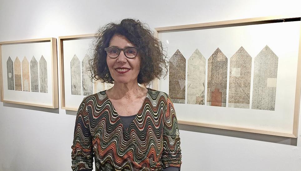 Franziska Schiratzki an der Vernissage ihrer Ausstellung «habitatio» in der Eglisauer «Galerie am Platz». Bild: Ursula Fehr