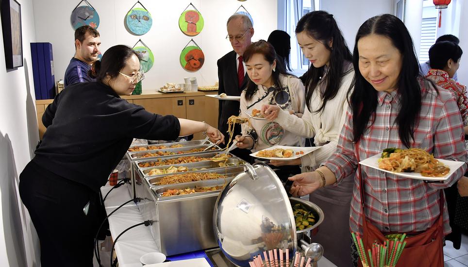 Das chinesische Buffet war ein zentraler Teil des kulturellen Zusammenkommens in Schaffhausen. Bilder: Christoph Merki