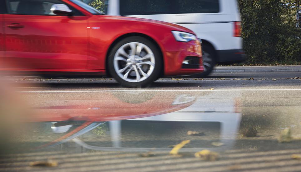 Alle Autos werden nach Ablehnung der Vorlage wie gehabt besteuert. Bild: Roberta Fele Themenbild: Verkehrslage in der Stadt Schaffhausen, fotografiert am Freitag, 15. November 2024, in Schaffhausen. (Roberta Fele / Schaffhauser Nachrichten)