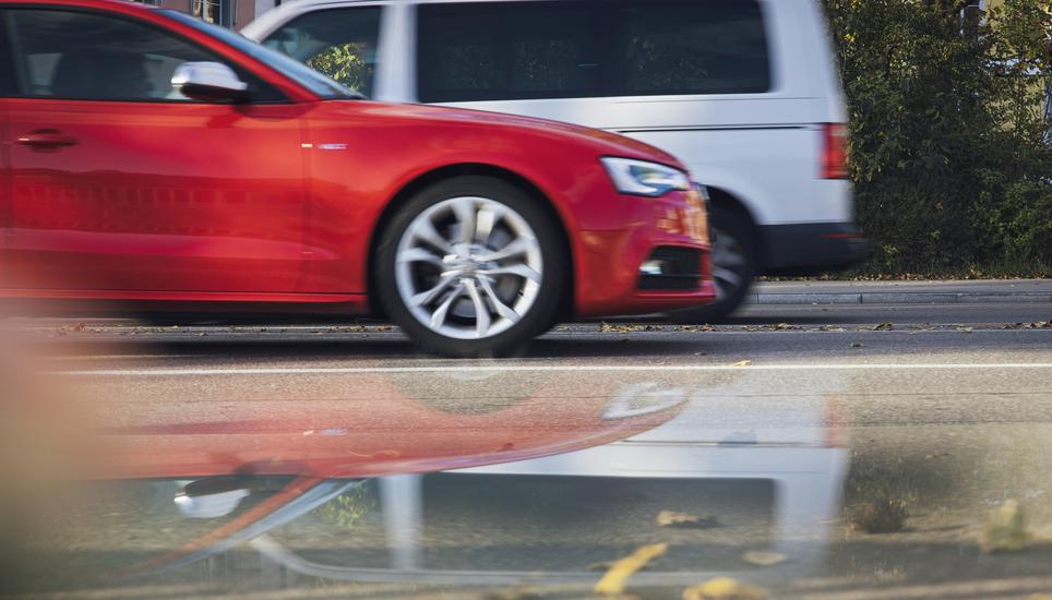 Wie viel Tempo 50 darf es sein? Mit dieser Frage befassen sich die Verkehrsfluss-Initiative und deren Gegenvorschlag. Bild: Roberta Fele Themenbild: Verkehrslage in der Stadt Schaffhausen, fotografiert am Freitag, 15. November 2024, in Schaffhausen. (Roberta Fele / Schaffhauser Nachrichten)