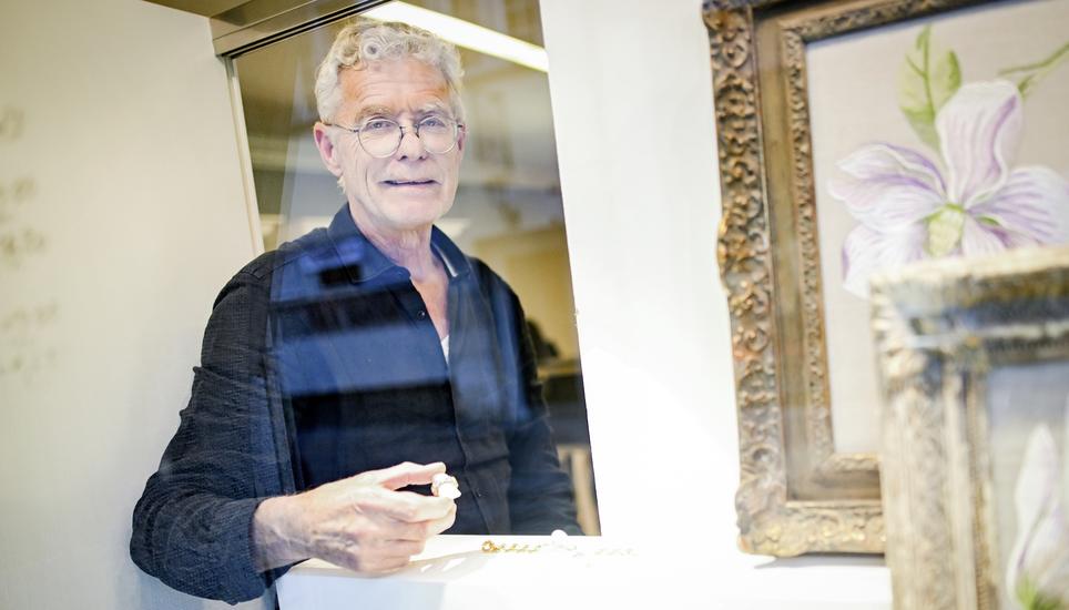 Goldschmied André Heimgartner verwendet für seine Schmuckstücke – den Preisen zum Trotz – gerne grosszügig viel Material. Bild: Melanie Duchene Portrait von Andre Heimgartner, Goldschmied an der Vordergasse, am Donnerstag, 13. Februar 2025. (Melanie Duchene / Schaffhauser Nachrichten)