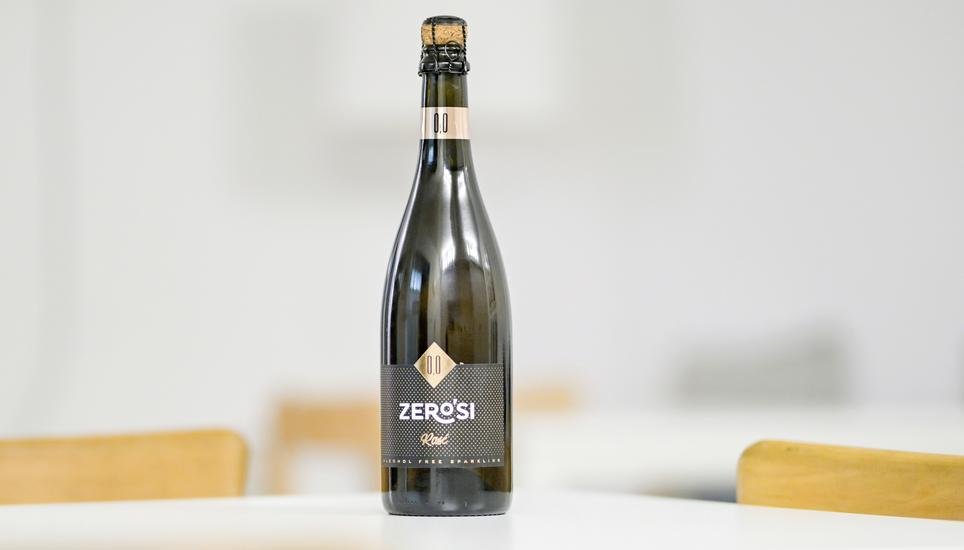 Eine Flasche Rosé Schaumwein Zero`si. Bild: Melanie Duchene Flasche Rose Zero`si, am Dienstag, 28. Januar 2025. (Melanie Duchene / Schaffhauser Nachrichten)