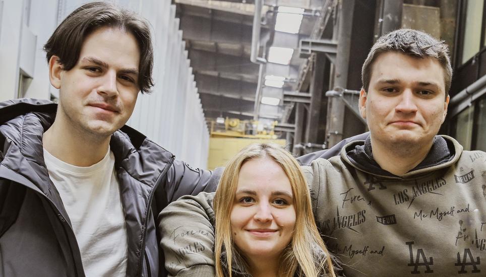 Nicola Alekseienko, Nina Zhyvaha und Pavel Sumskyi (v.l.n.r.) lernen bei der SAH Schaffhausen in der Stahlgiesserei die deutsche Sprache. Bild: Melanie Duchene